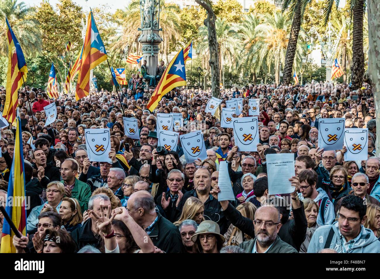 Barcellona, Spagna. 15 ottobre, 2015. Il catalano pro-indepence dimostranti si riuniscono di fronte della giunta regionale di alta corte per sostenere il Presidente catalano Artur Mas rivolta verso rivolto accuse di disobbedienza civile, abuso di potere e di appropriazione indebita di fondi pubblici Credito: matthi/Alamy Live News Foto Stock