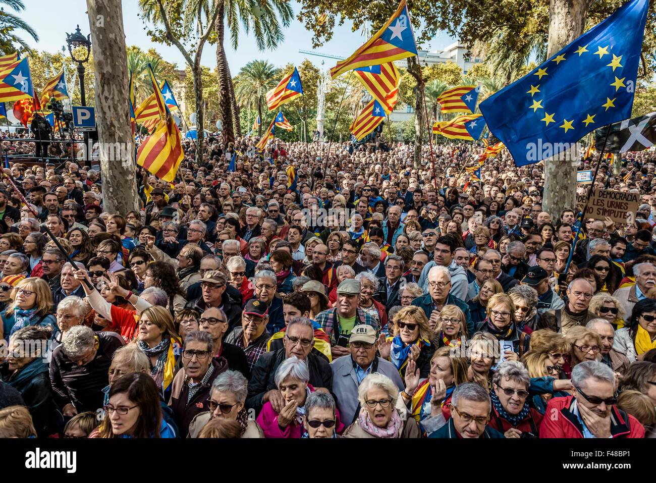 Barcellona, Spagna. 15 ottobre, 2015. Il catalano pro-indepence dimostranti si riuniscono di fronte della giunta regionale di alta corte per sostenere il Presidente catalano Artur Mas rivolta verso rivolto accuse di disobbedienza civile, abuso di potere e di appropriazione indebita di fondi pubblici Credito: matthi/Alamy Live News Foto Stock