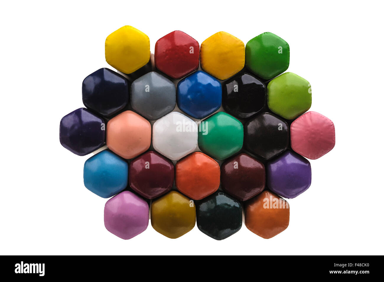 Le estremità di un gruppo di matite colorate disposte in uno schema a nido d'ape. Foto Stock
