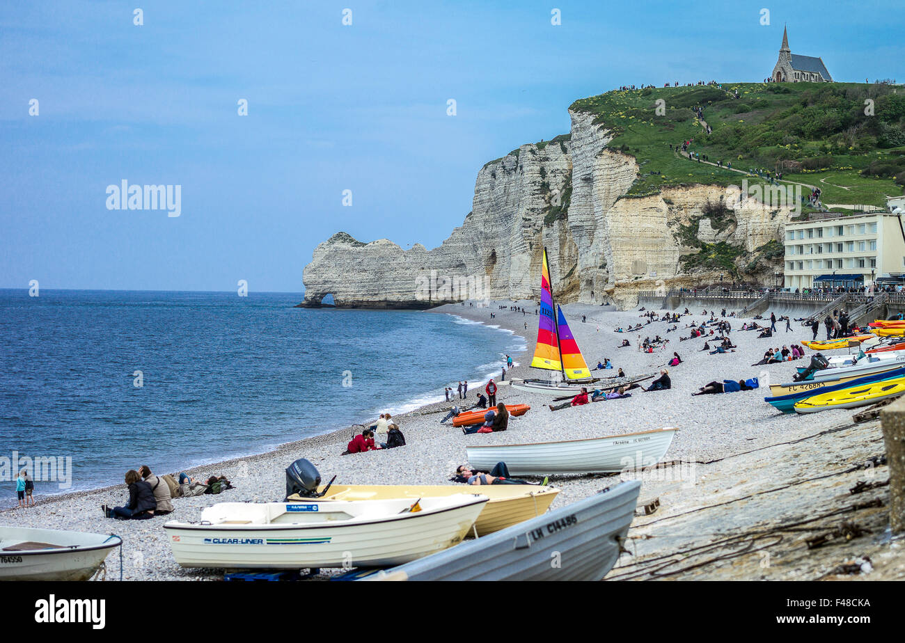 Francia, Normandia, persone in spiaggia con scogliere di Etretat Foto Stock