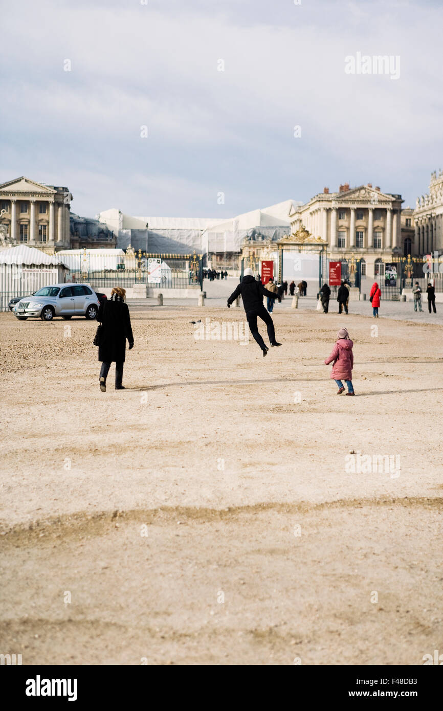 La gente a spasso per Parigi, Francia. Foto Stock