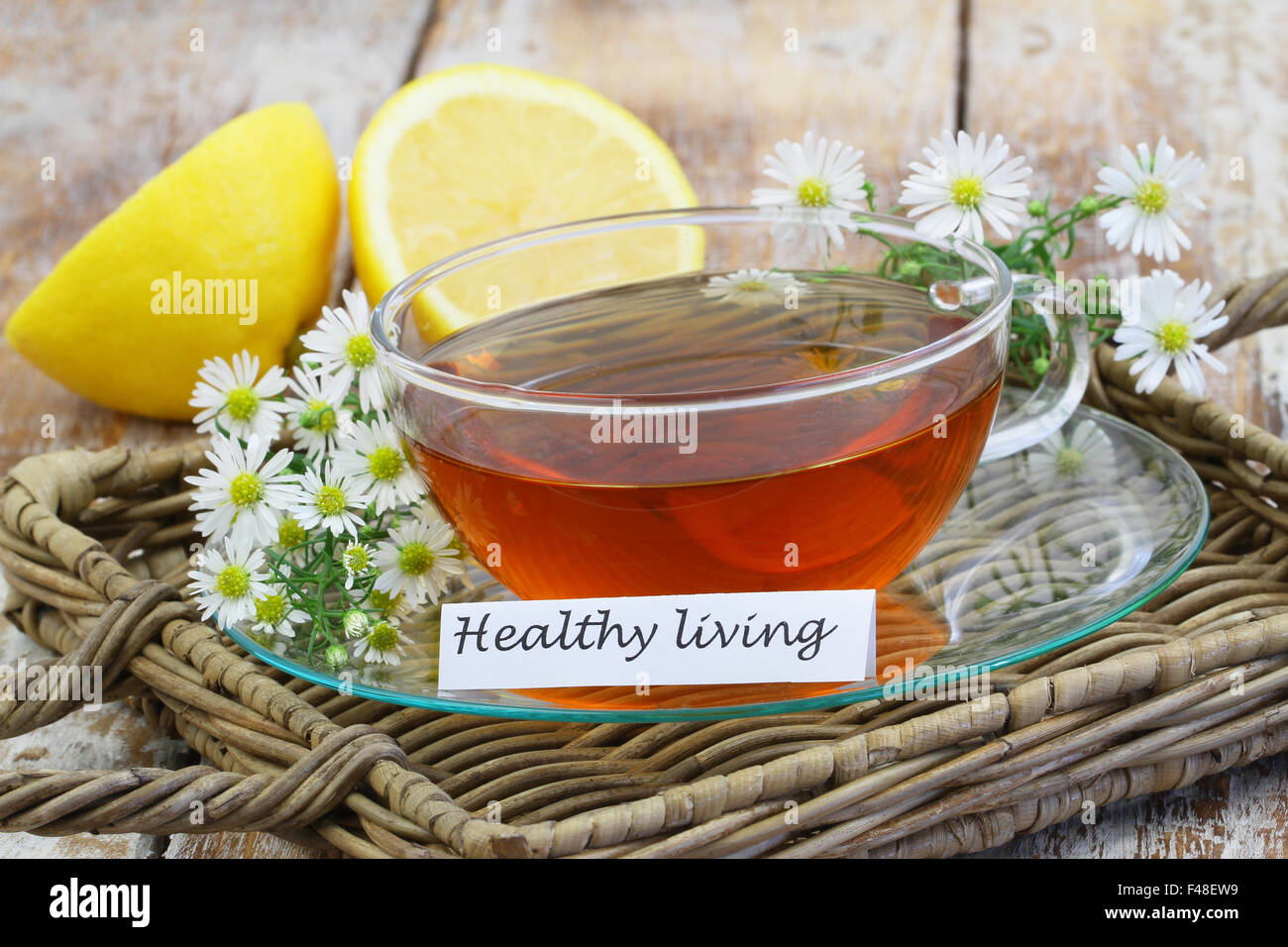 Uno stile di vita sano card con tazza di tè camomilla Foto Stock
