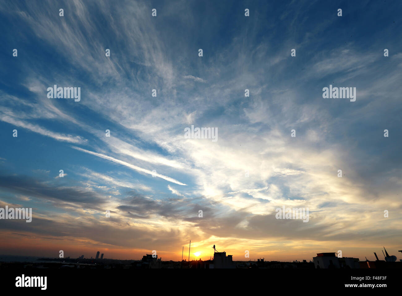 Bel tramonto con luce brillante in campo rustico Foto Stock