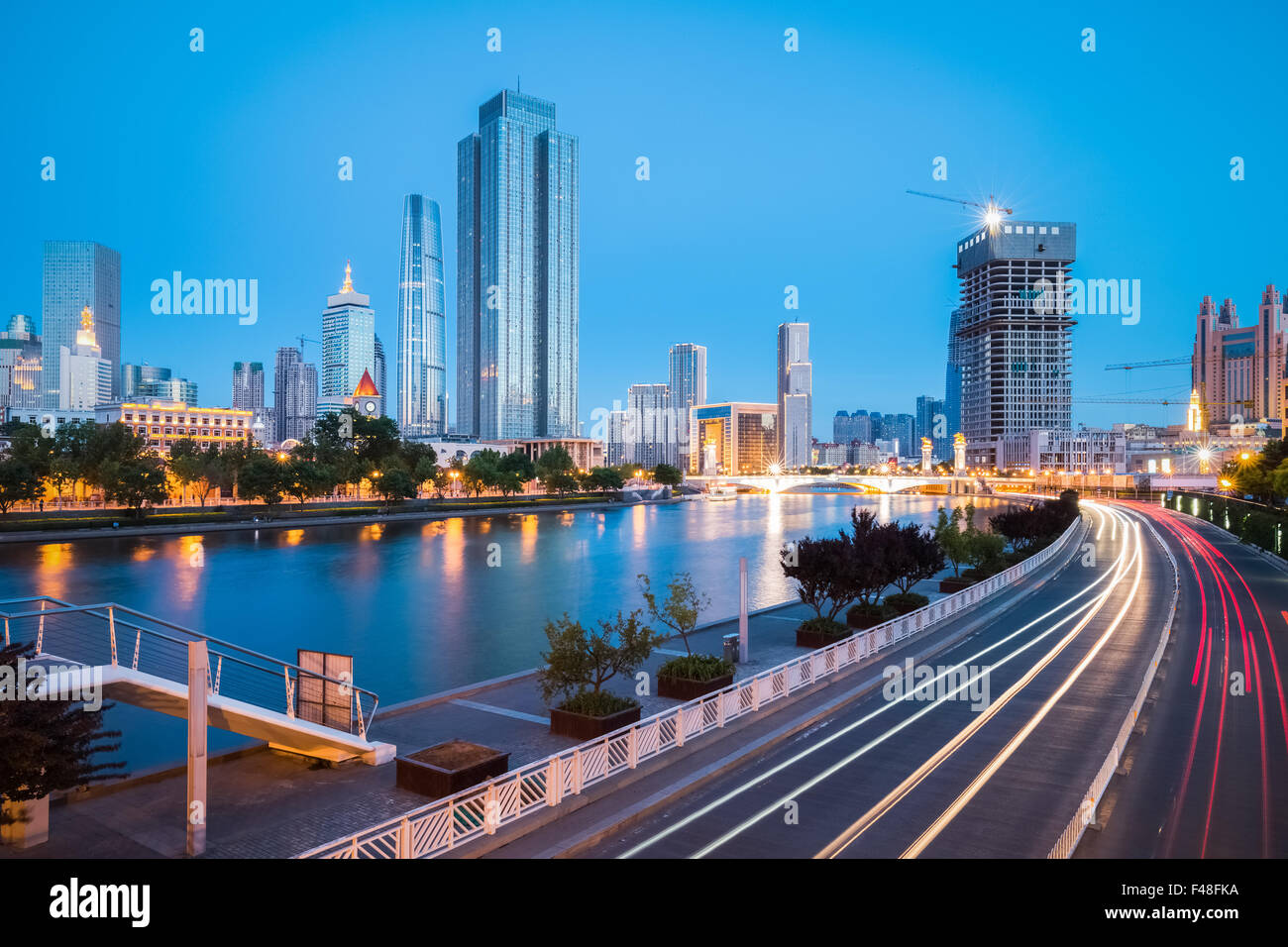 Tianjin cityscape nella notte scende Foto Stock