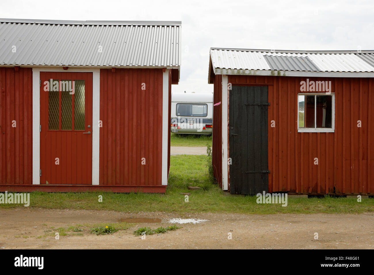 Boathouses e un caravan, Svezia. Foto Stock