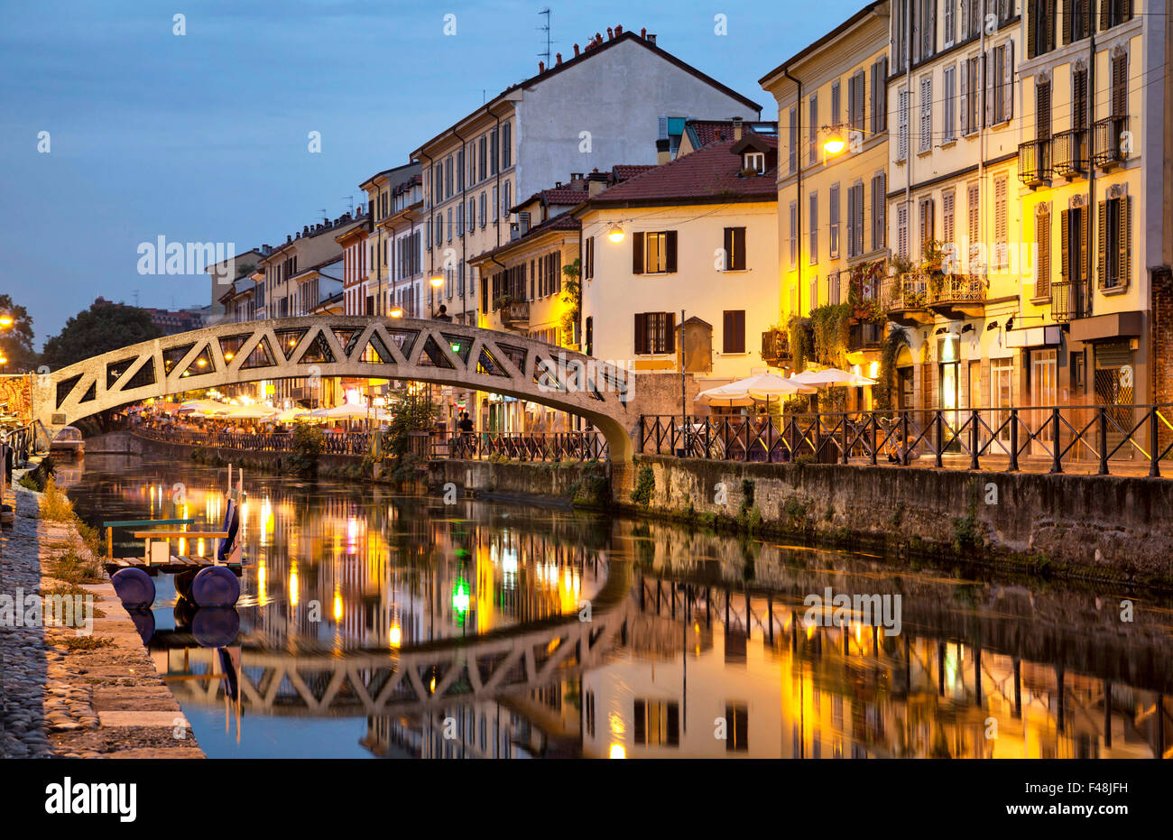 Ponte del Naviglio Grande canal presso la sera in Milano, Italia Foto stock  - Alamy