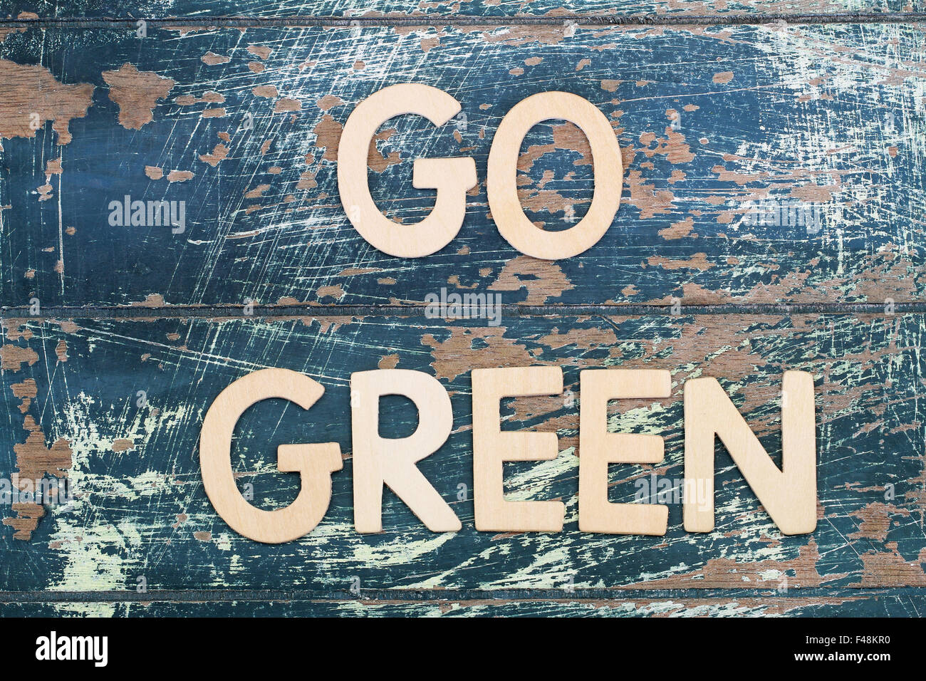 Go Green scritto il rustico superficie in legno Foto Stock