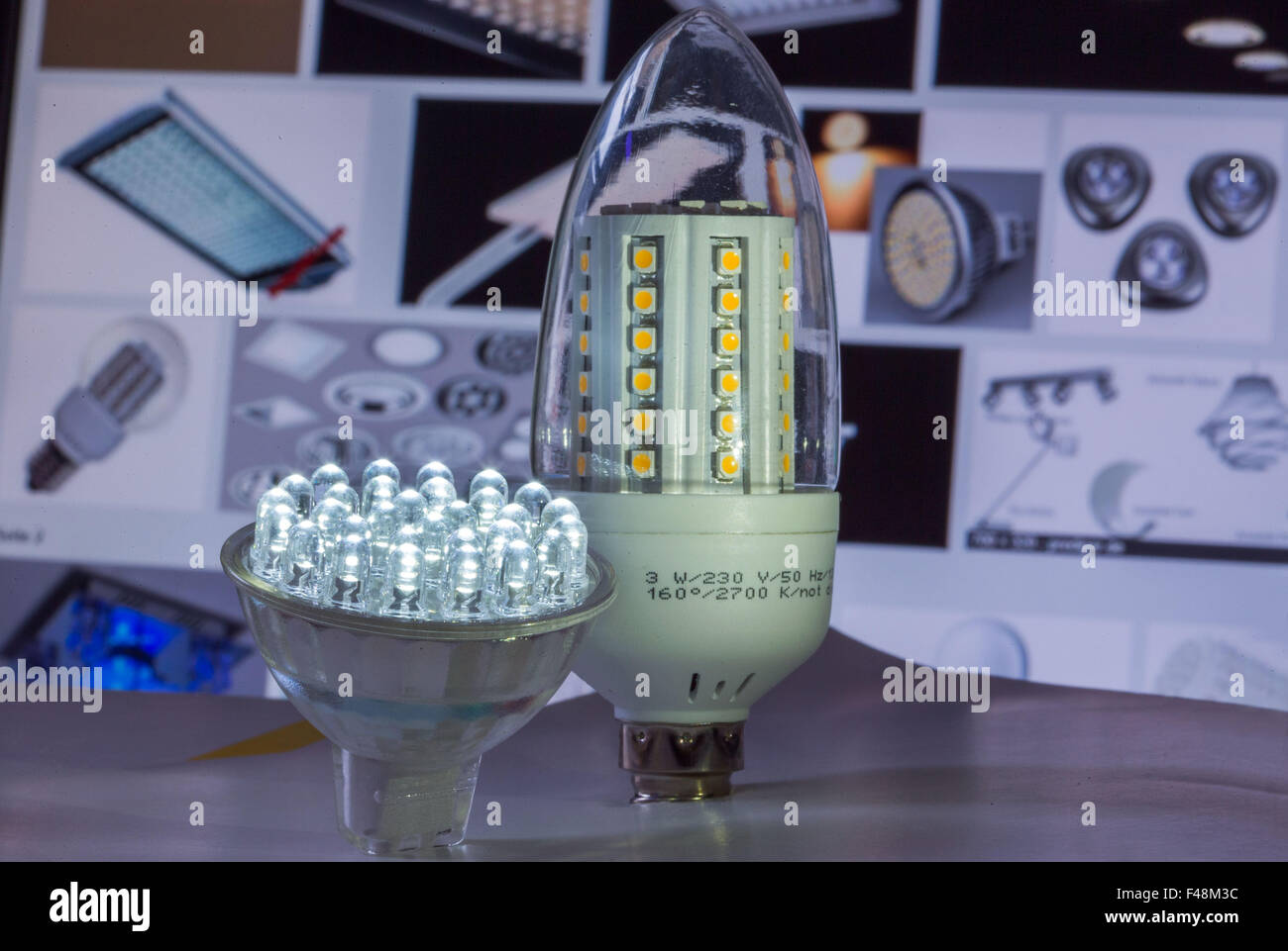 Illustrazione - Un LED sostituibile riflettore per soffitto e lampade da scrivania con 30 singoli diodi di luce (L) e una lampada a LED con 280 lumen (R) sono state poste nella parte anteriore di una schermata di visualizzazione delle foto di vari modelli di lampada a Schwerin, Germania, 15 ottobre 2015. Foto: Jens BUETTNER/dpa (disposti fotografia) Foto Stock