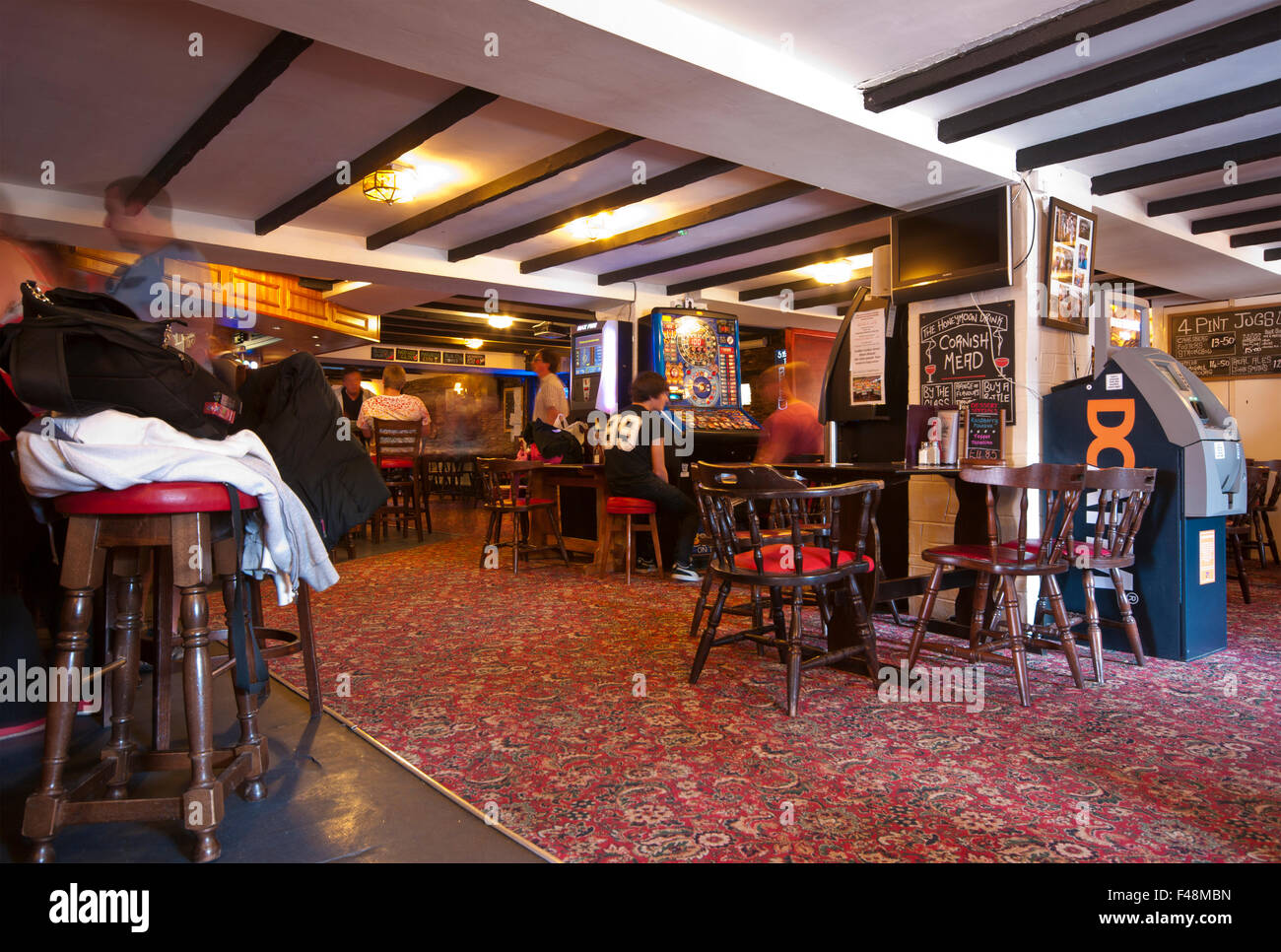 All'interno di un Pub con il soggetto in movimento le sfocature Foto Stock