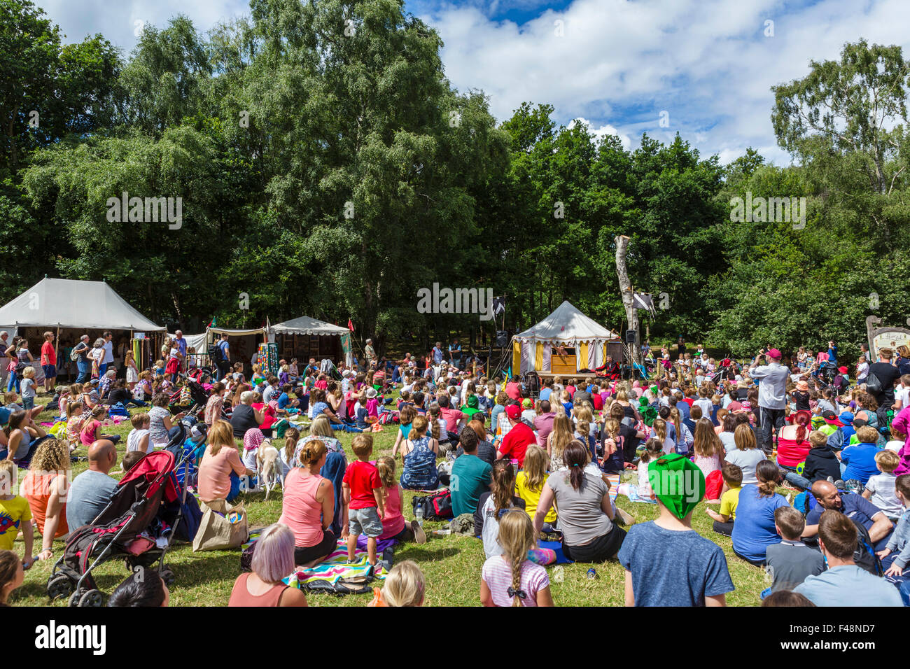 L'intrattenimento per tutta la famiglia a Robin Hood Festival nel mese di agosto 2015, la Foresta di Sherwood Country Park, Edwinstowe, Nottinghamshire, Regno Unito Foto Stock