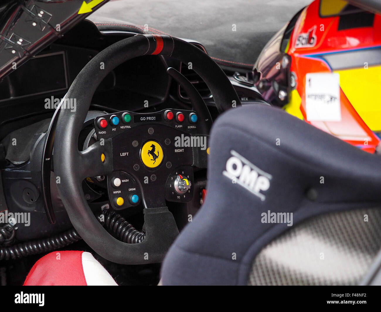 Monza, Italia, 2 Ottobre 2015 - un pilota attende per gara inizio seduta nella sua Ferrari in cabina, di fronte a un complicato volante Foto Stock