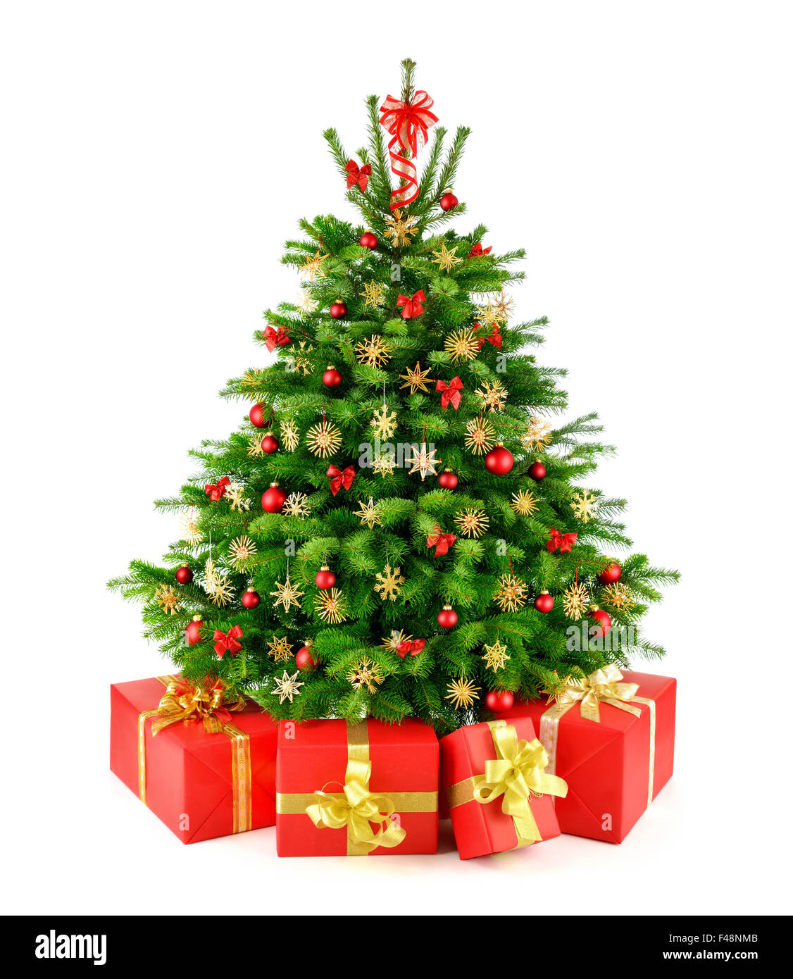 Naturale Rustico Albero Di Natale Con Red Baubles Stelle Di Paglia E Di Gift Matching Scatole Studio Isolato Su Sfondo Bianco Foto Stock Alamy