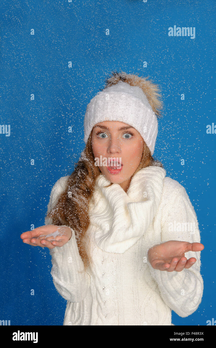 La donna sorpresa in abbigliamento invernale sotto la neve Foto Stock