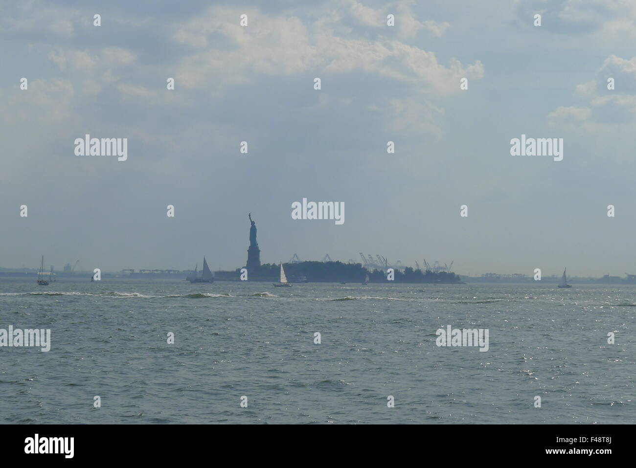 Liberty Island visto dalla parte inferiore di Manhattan Foto Stock