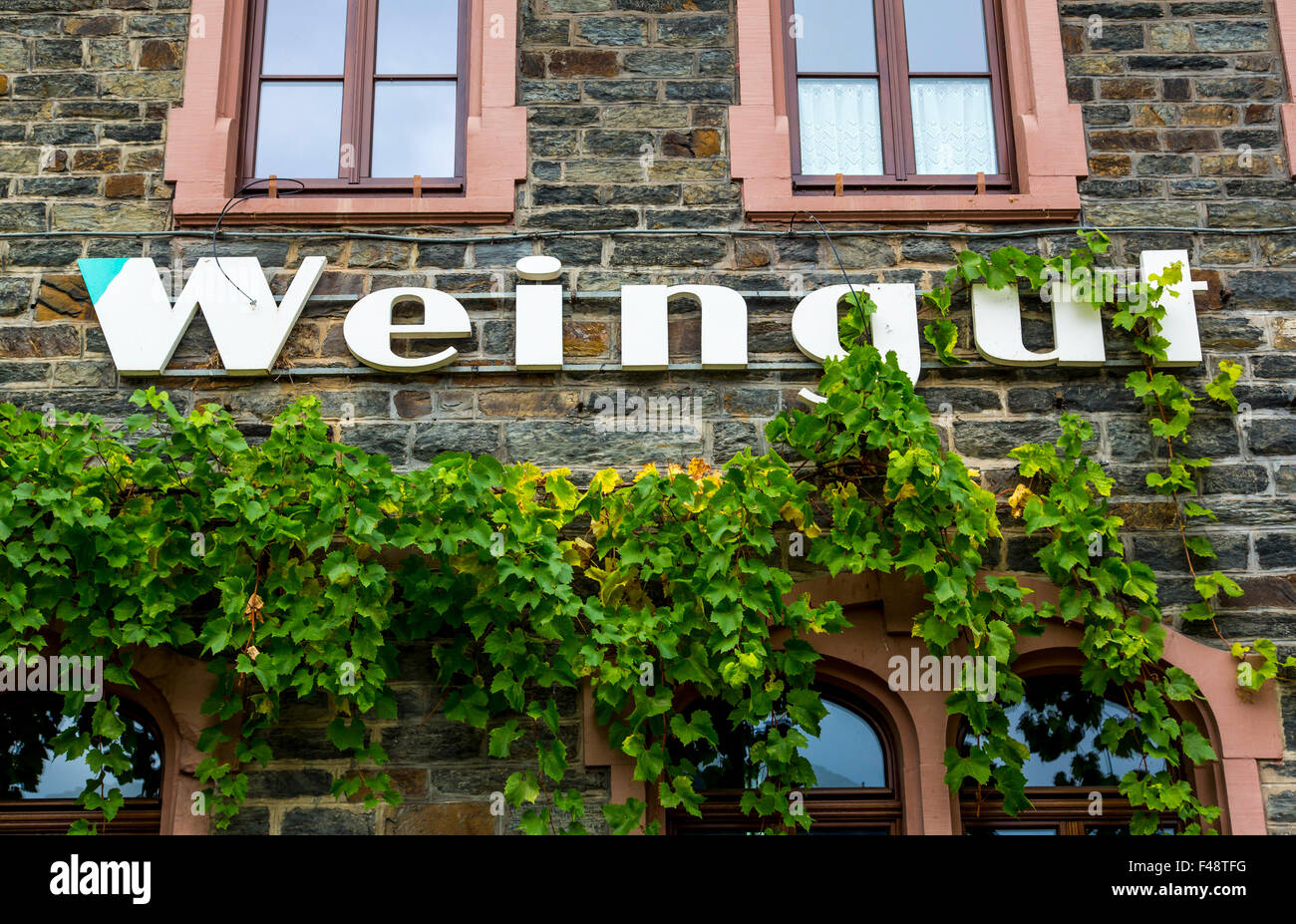 Fassade eines Weinguts, Bacharach, UNESCO Welterbe Oberes Mittelrheintal Foto Stock