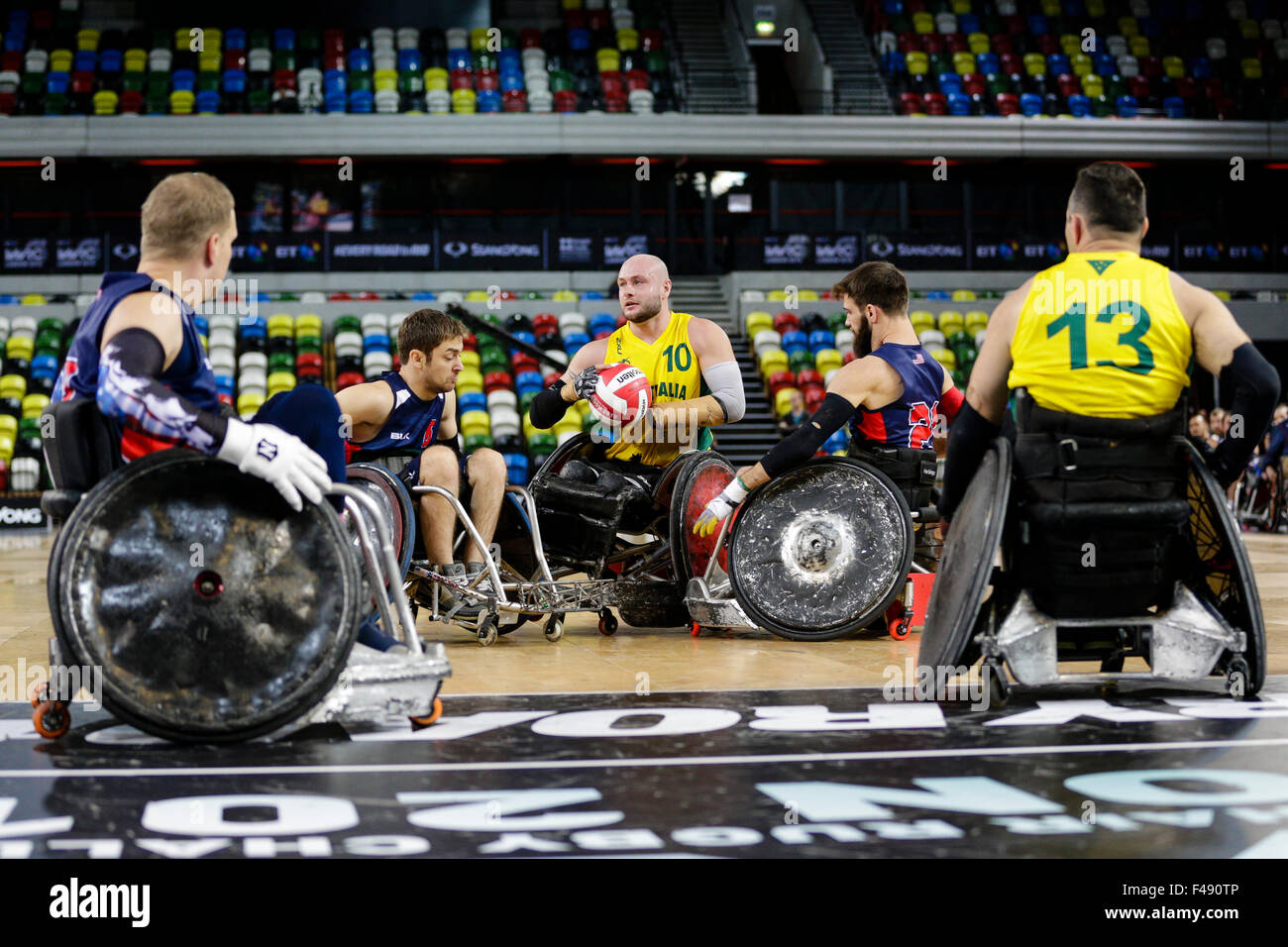 La Copperbox, Londra, Regno Unito. 15 ottobre, 2015. Mondo BT sedia a rotelle Rugby Challenge 2015. Stati Uniti d'America contro Australia semi-finale. Australia's Chris Bond intrappolato in possesso Credito: Azione Sport Plus/Alamy Live News Foto Stock