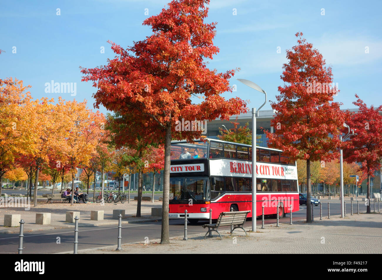 Berlin city tour bus e fogliame di autunno a Berlino, Germania Foto Stock