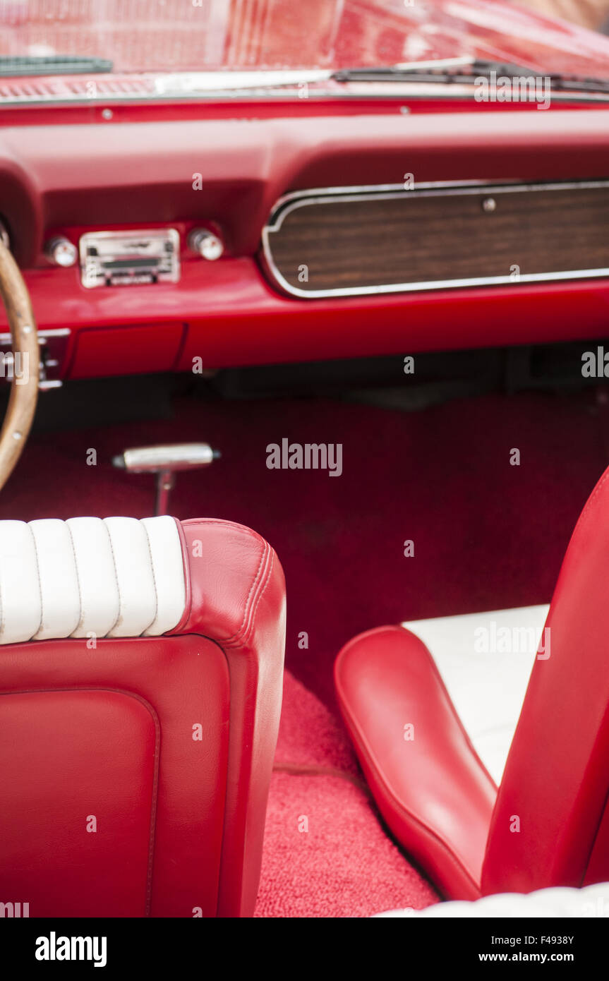 Interno di automobile sportiva rossa Foto Stock