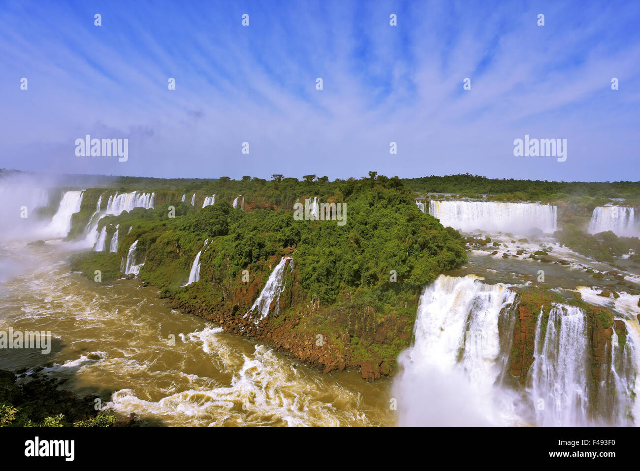 Spumeggianti ruscelli cadono tra la giungla verde Foto Stock