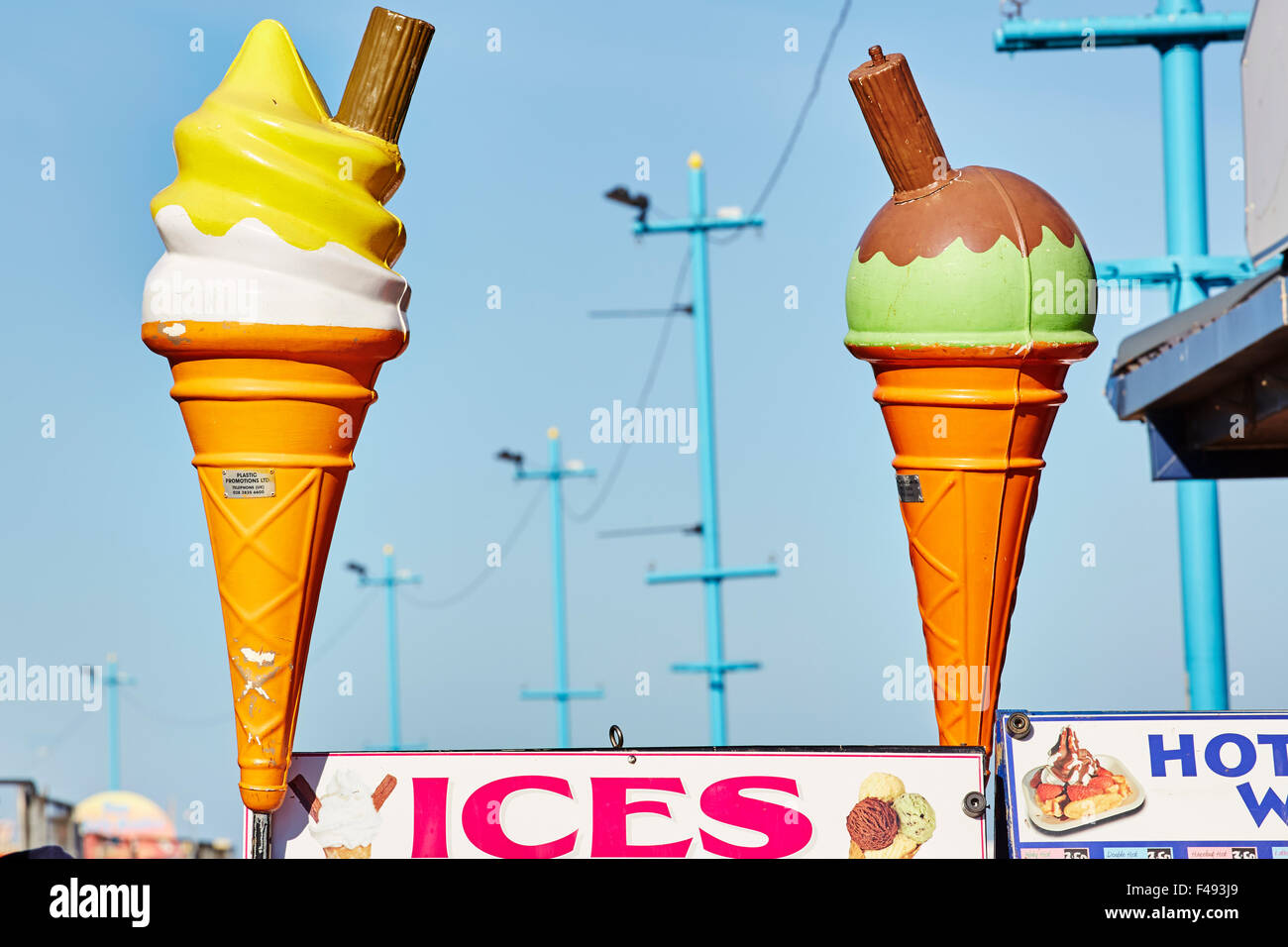 Grandi plastici di gelati sul lungomare a Skegness, Lincolnshire, Inghilterra, Regno Unito. Foto Stock