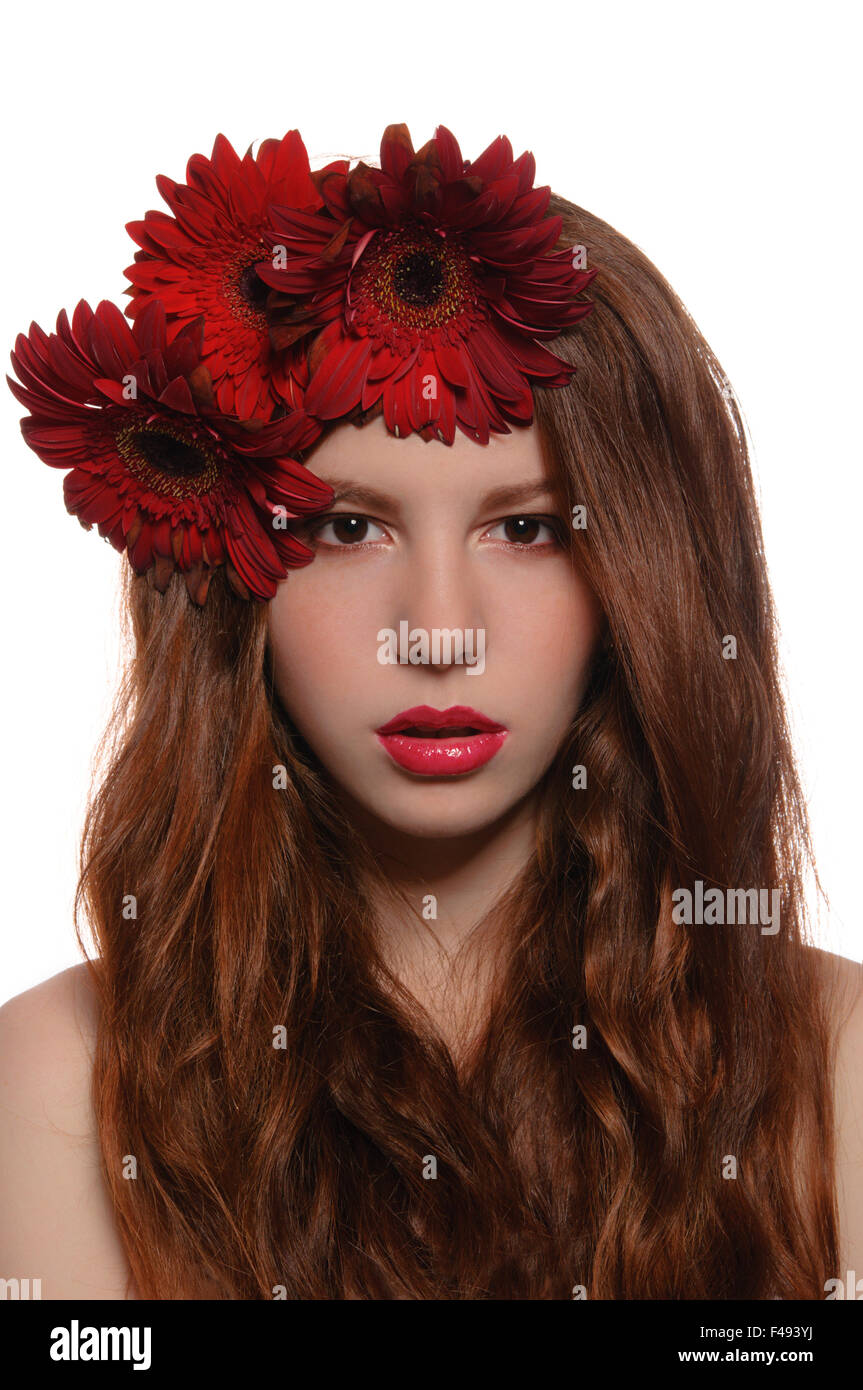 Redhead ragazza con fiori nei capelli Foto Stock