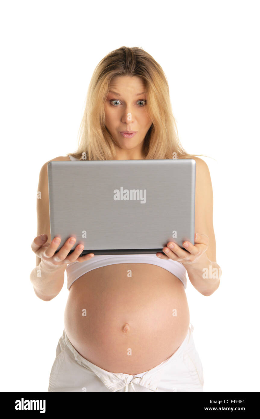 Sorpreso la donna incinta con il computer portatile Foto Stock