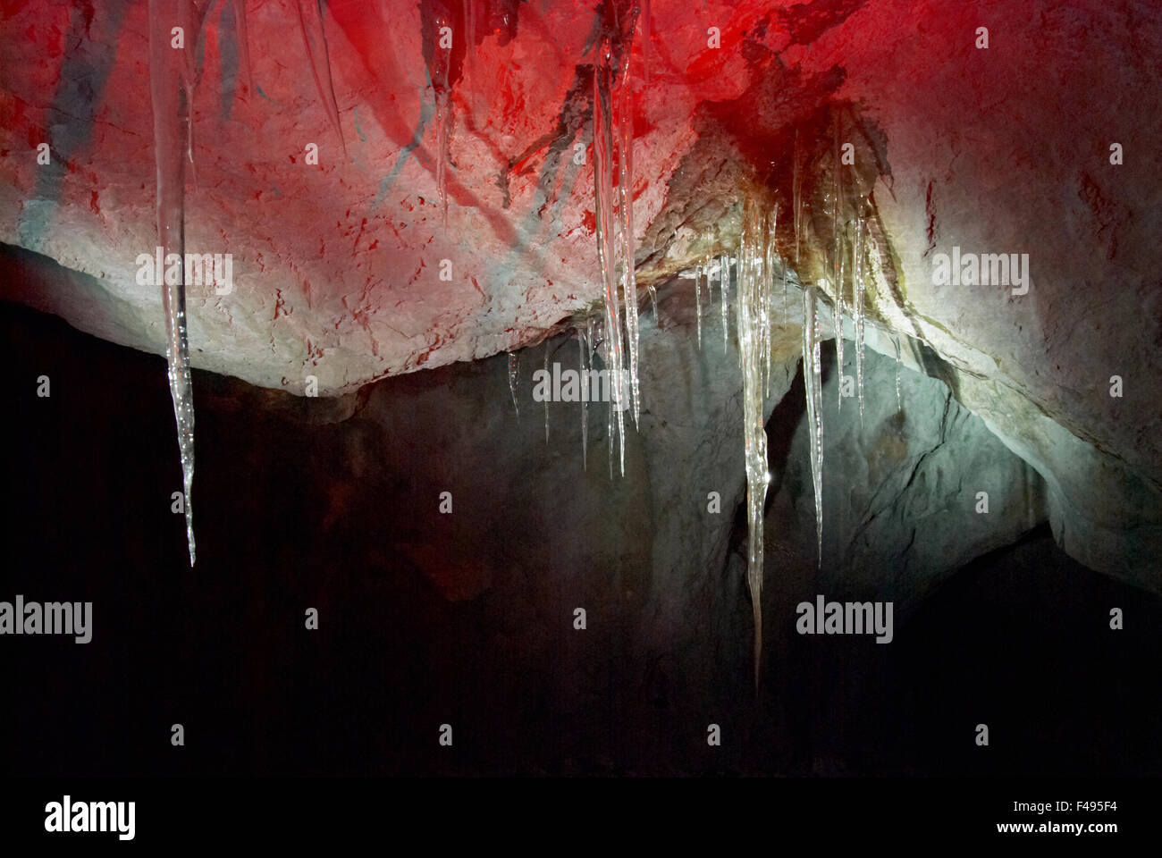 Stalattiti di ghiaccio nella grotta Foto Stock