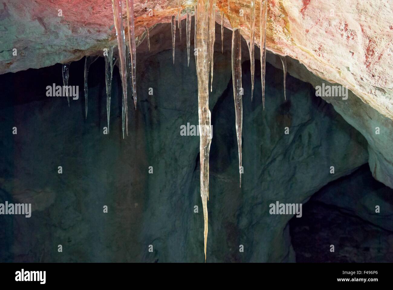 Stalattiti di ghiaccio nella grotta Foto Stock