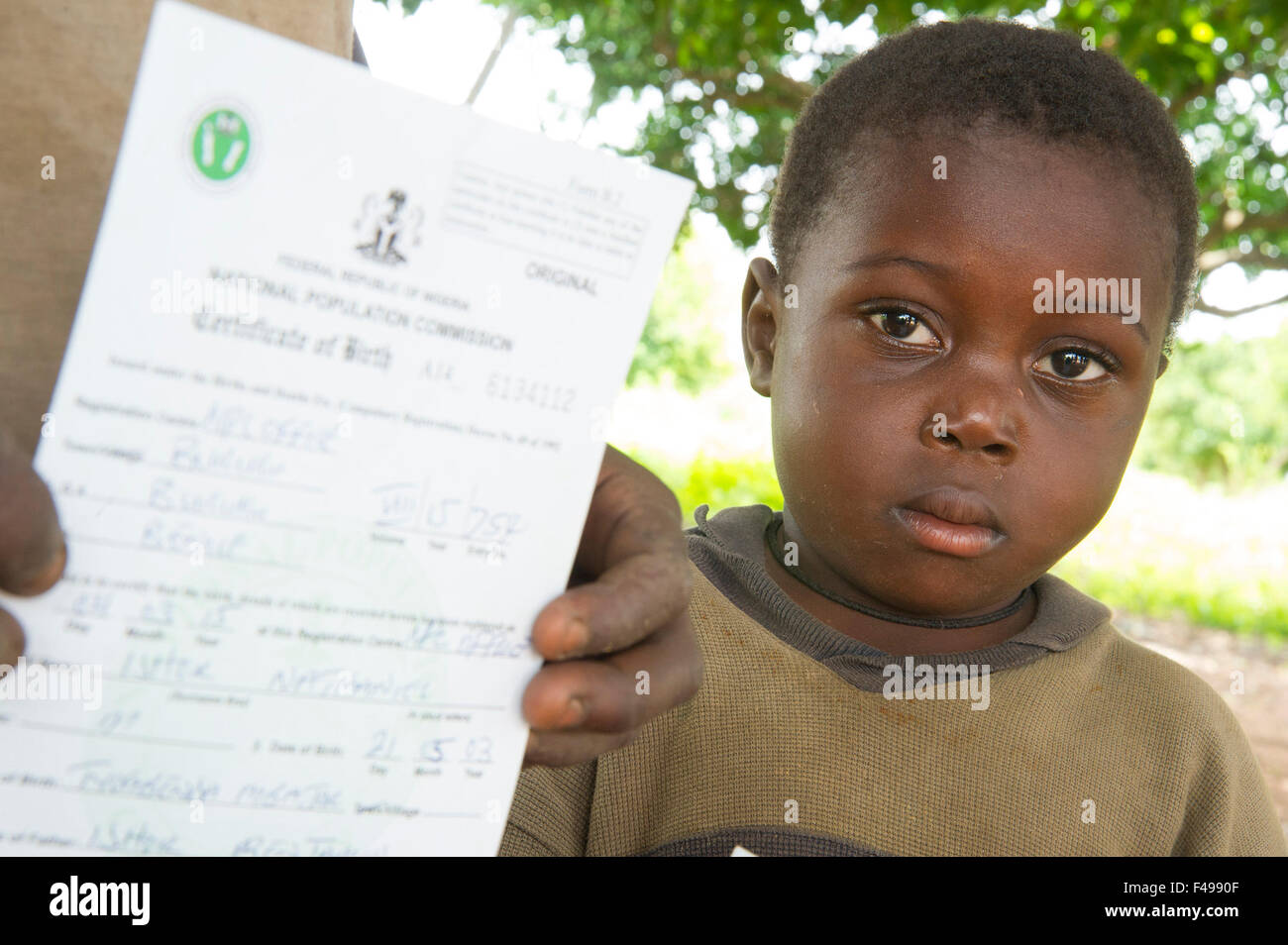 Buruku l'Area del Governo Locale, Benue, Nigeria. 4 Sep, 2015. Il 4 settembre 2015, Buruku, Nigeria - Giovani Fratelli visualizzare i certificati di nascita sono stati rilasciati dopo essere stati identificati come vulnerabili attraverso il Catholic Relief Services' agenzia partner Caritas come parte del programma di sorriso (meccanismi sostenibili per il miglioramento delle condizioni di vita e per la famiglia Empowerment). Il CRS è la formazione di volontari locali per identificare e registrare i bambini vulnerabili in questa e in altre comunità vicine in modo che possano essere rilasciati con legal certificati di nascita. © David Snyder/ZUMA filo/Alamy Live News Foto Stock