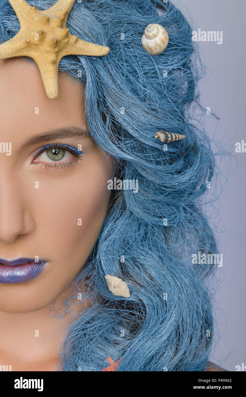 Ritratto di donna con capelli blu e conchiglie Foto Stock