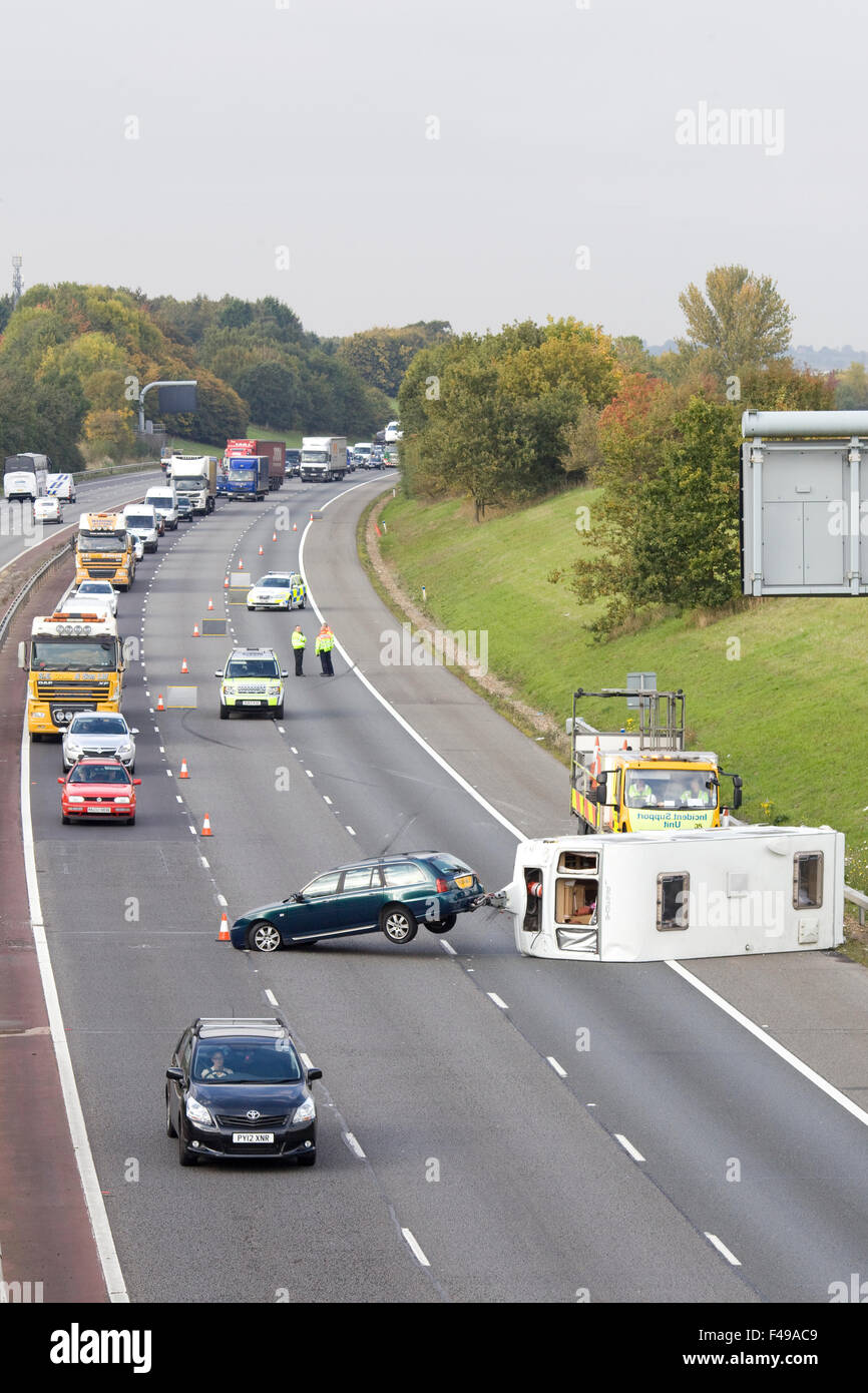 Caravan ribaltata sulla M40 Oxfordshire, incidente stradale in autostrada provocando un inceppamento di traffico Foto Stock