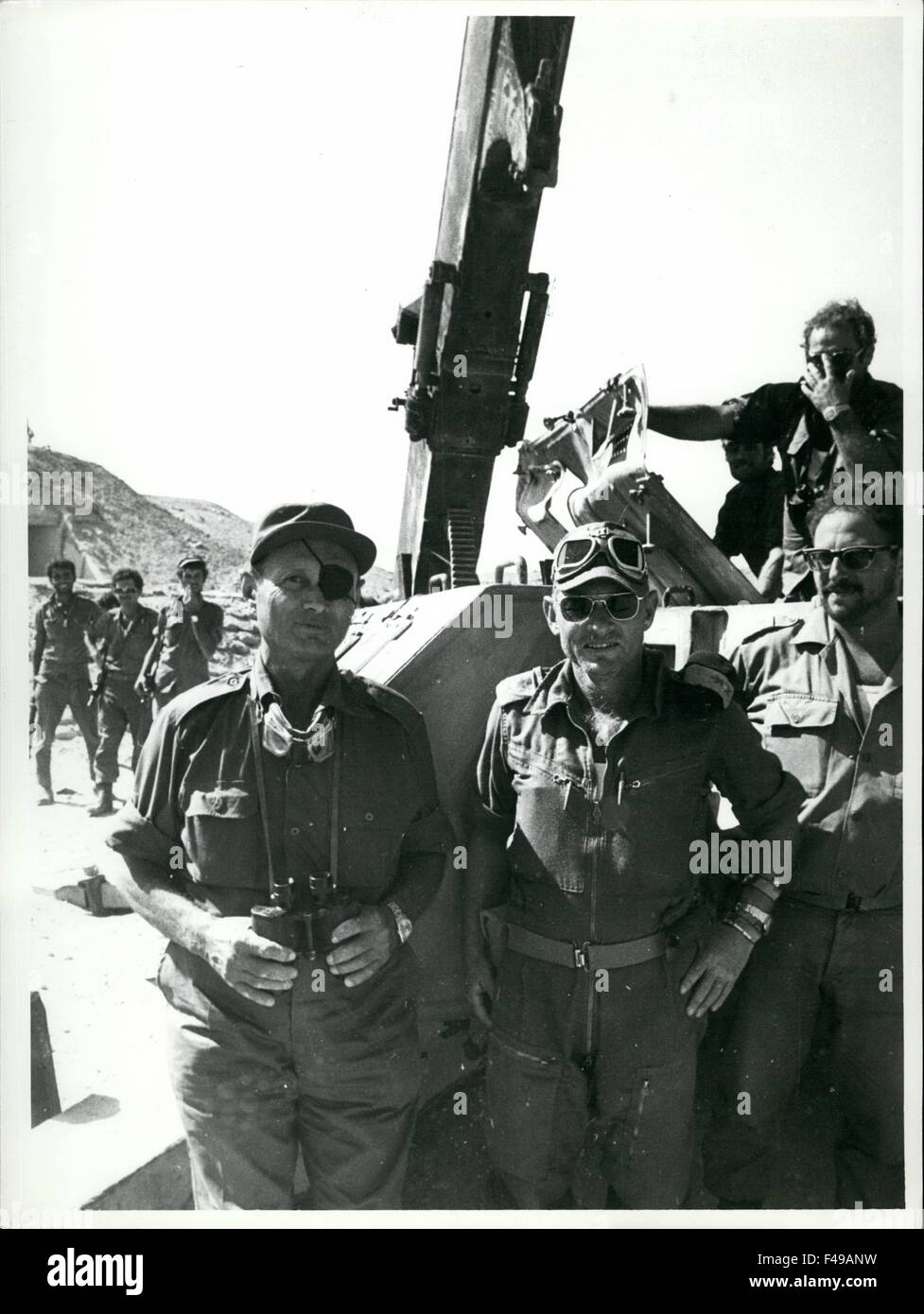 Yom Kippur guerra 1973: Moshe Dayan al Sioi davanti con il gen. Adnan al catturato SA-2 missile sito ad ovest del canale di Suez. © Keystone Pictures USA/ZUMAPRESS.com/Alamy Live News Foto Stock