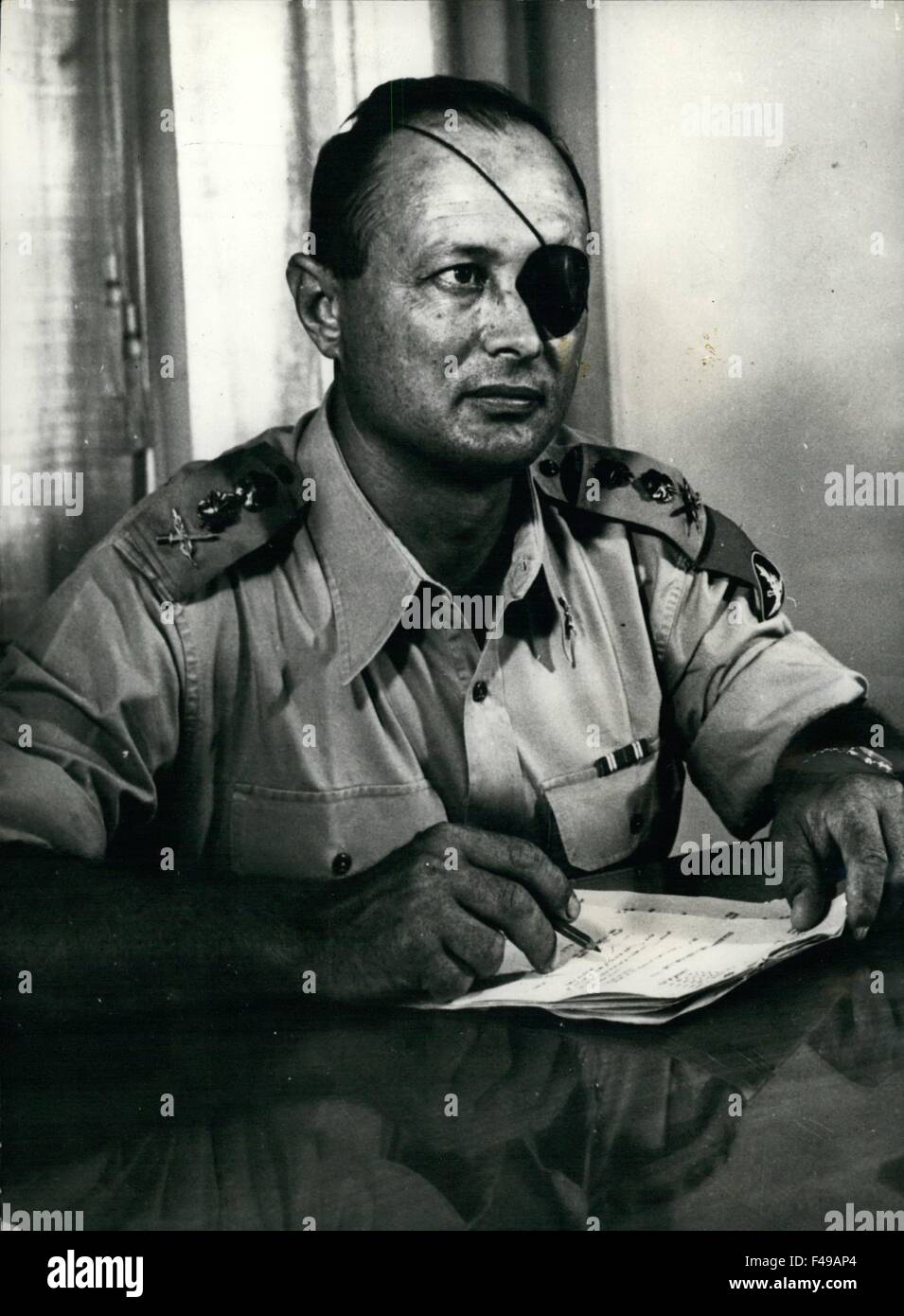 1972 - il generale Moshe Dayan, capo del personale di Israele la fotografato nel suo ufficio. © Keystone Pictures USA/ZUMAPRESS.com/Alamy Live News Foto Stock