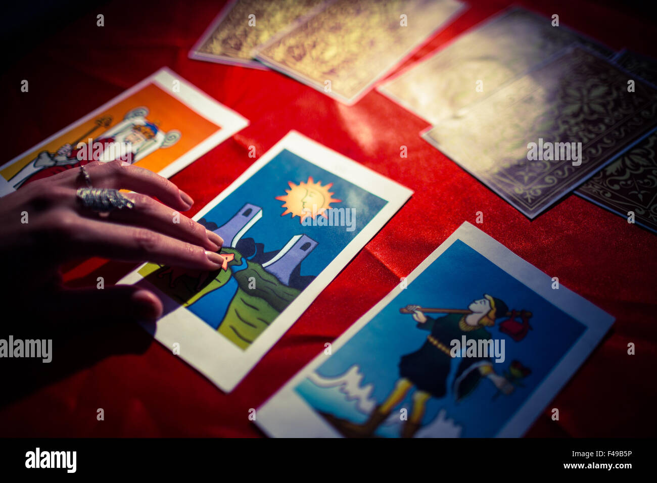 Close-up di fortune teller utilizzando le carte dei tarocchi Foto Stock