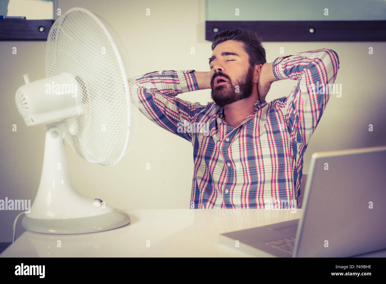 Uomo con la bocca aperta dormire Foto Stock