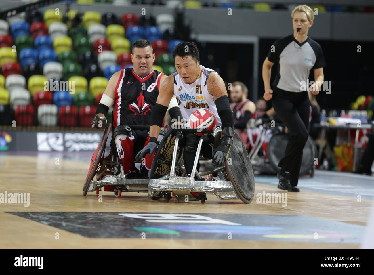 Sedia a rotelle mondiale Rugby Challenge, Copperbox, Queen Elizabeth Olympic Park, Londra UK. 15 ottobre, 2015. Il Giappone perde semi-finale in Canada 50-60. Canadian Michael Whitehead persegue Yukinobu Ike.15 Ottobre, 2015. copyright Carol moiré/Alamy Live News Foto Stock