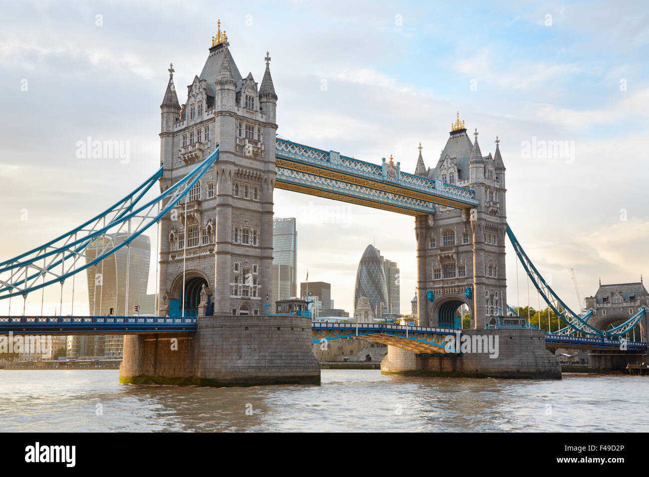 Il Tower Bridge di Londra nel pomeriggio la luce del sole con vista dei grattacieli Foto Stock