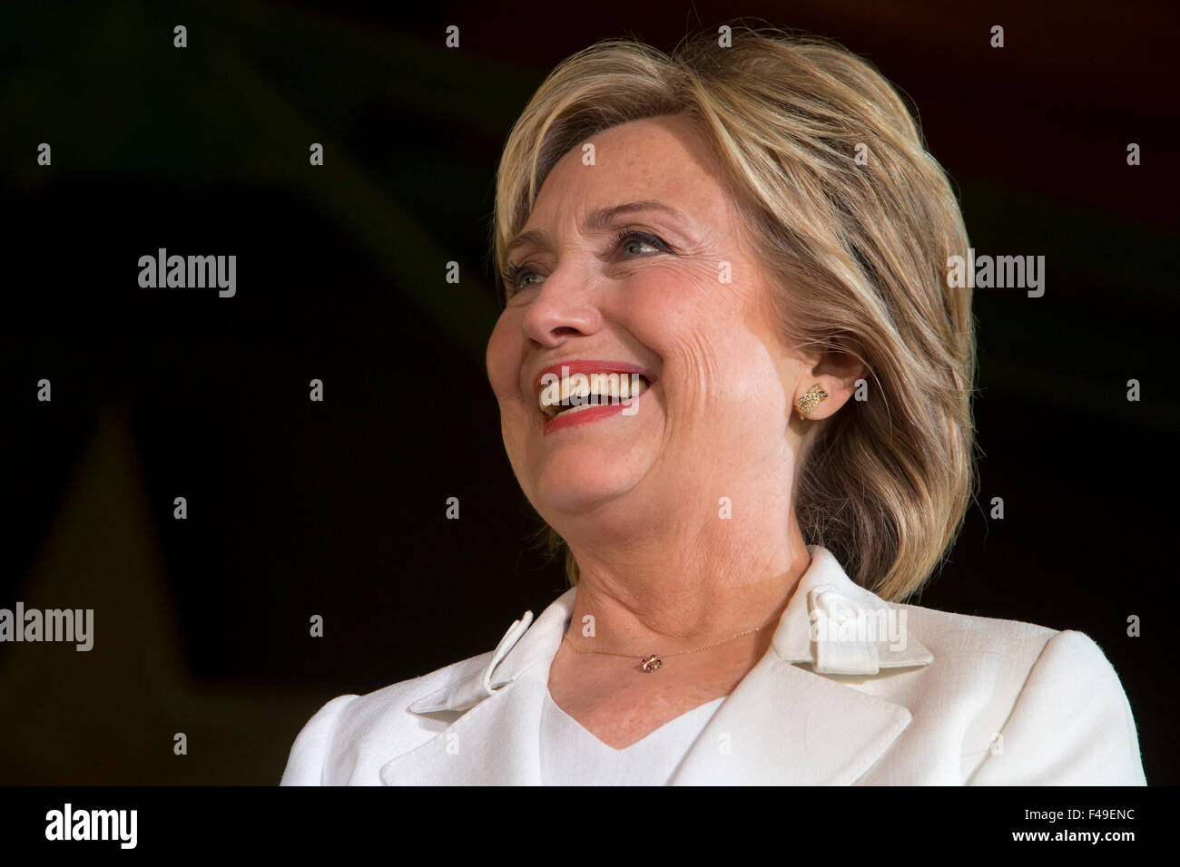 Noi democratici speranzoso presidenziali Hillary Clinton saluta i tifosi durante una interruzione della campagna a San Antonio, Texas Foto Stock
