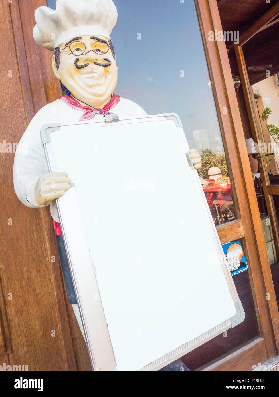 Ristorante Lo Chef Board. Burattini di chef con una lavagna vuota per visualizzare il menu del giorno. Inserire il testo nel campo vuoto di Blackboard Foto Stock