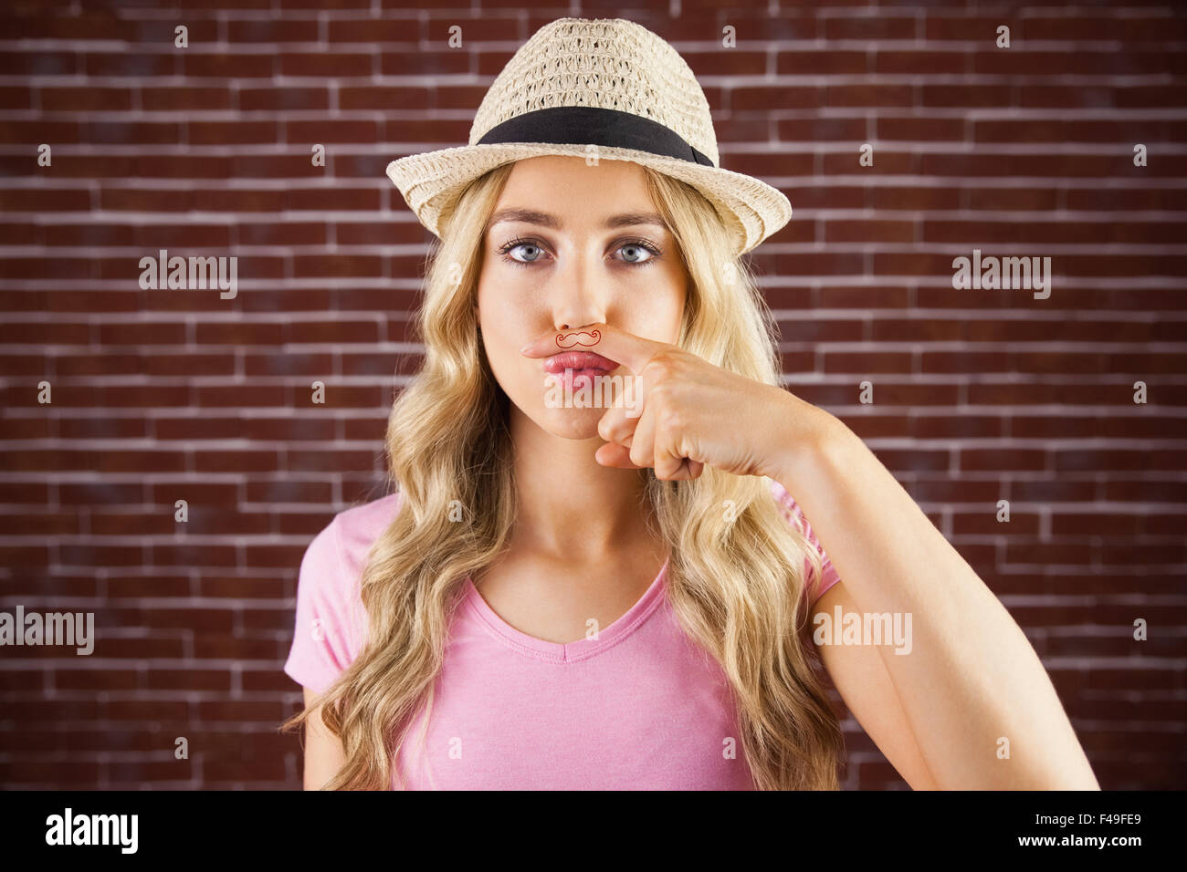 Una bella hipster avente un baffi finti Foto Stock