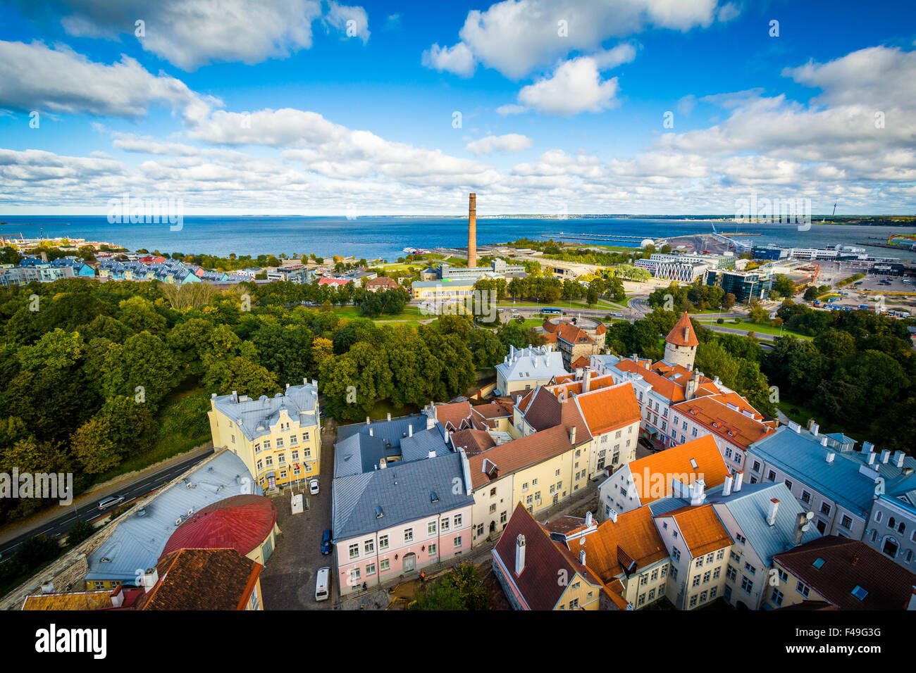 Vista sulla città vecchia e sul Mar Baltico da san dell'Olaf torre della chiesa, a Tallinn in Estonia. Foto Stock
