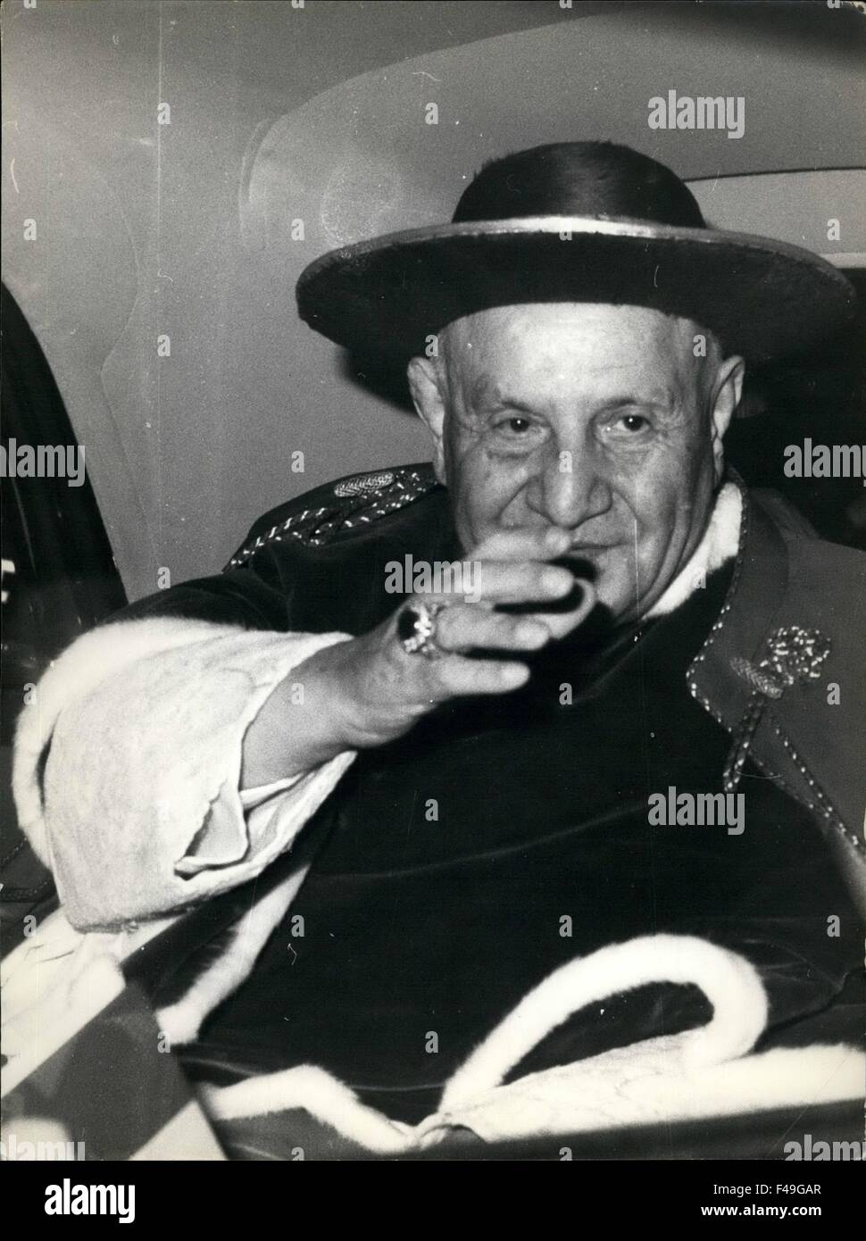 Febbraio 1963 - Roma - Papa Giovanni XXIII ha visitato questo pomeriggio la chiesa di Santa Sabina in Roma, dove si è tenuta una cerimonia per l inizio della Quaresima settimana e anche la celebrazione del Mercoledì delle Ceneri. La foto mostra: il Papa, sorridente la benedizione della folla. © Keystone Pictures USA/ZUMAPRESS.com/Alamy Live News Foto Stock