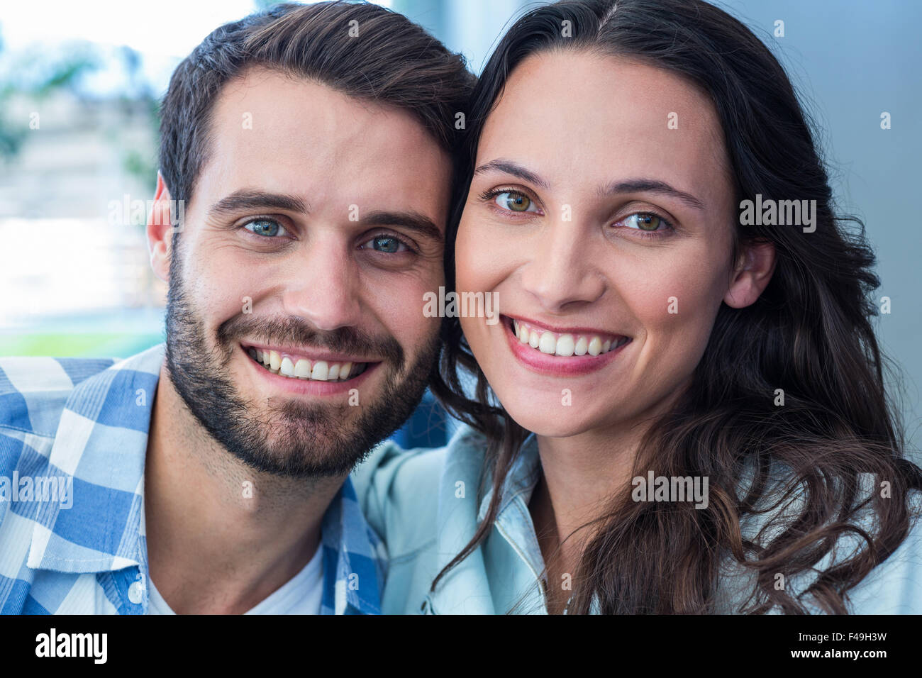 Close up di coppia felice tenendo selfie Foto Stock