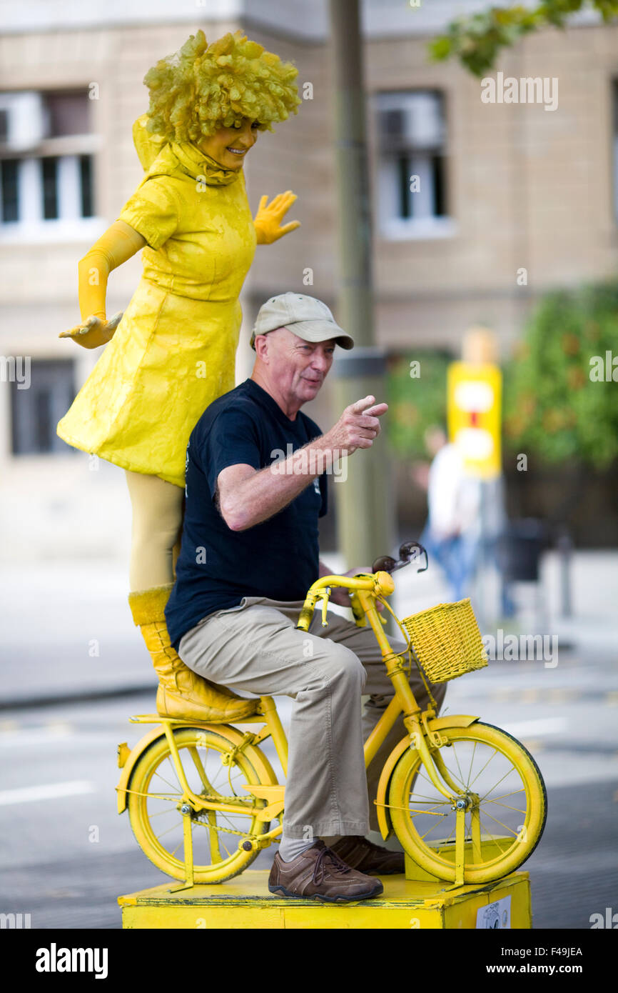 Statua vivente artista musicista di strada per le strade di Barcellona Spagna Foto Stock