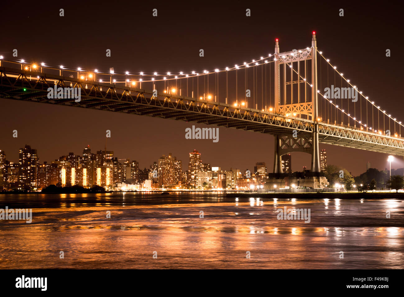 Bellissima vista del Ed Koch Queensboro Bridge in New York City guardando verso Manhattan di notte Foto Stock