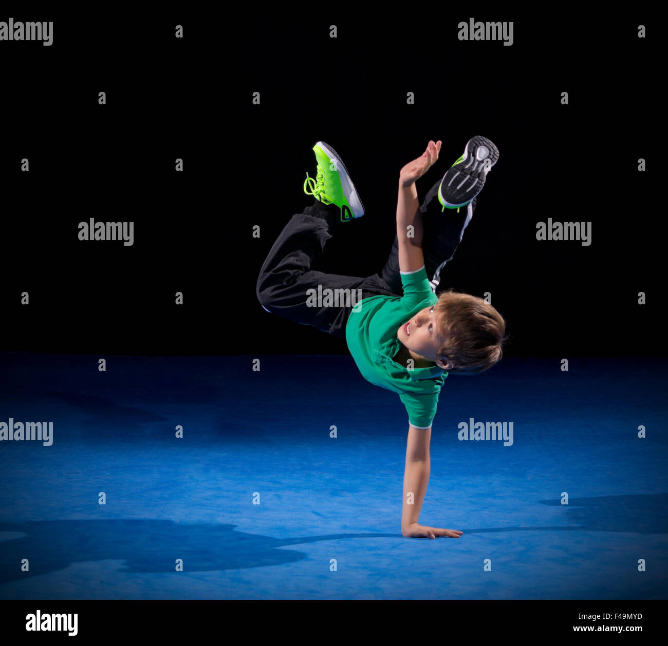 Little Boy breakdancer su nero Foto Stock