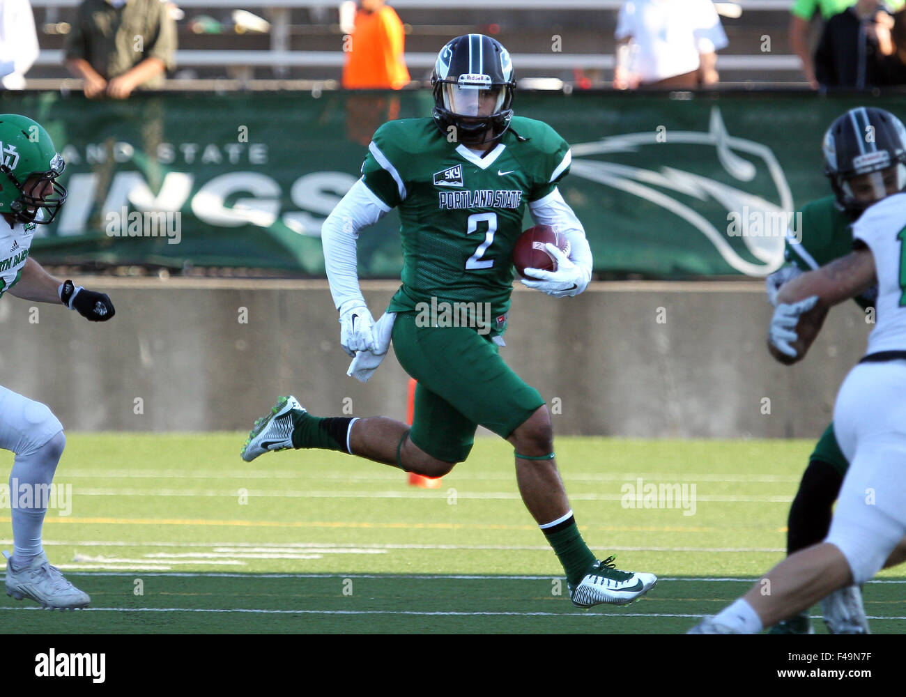 Ottobre 03, 2015: Portland State Vikings quarterback Parigi Penn (2) corre la palla per yardage durante il NCAA Football gioco tra il North Dakota Fighting Sioux e il Portland State Vikings a Hillsboro Stadium, Portland, O Foto Stock