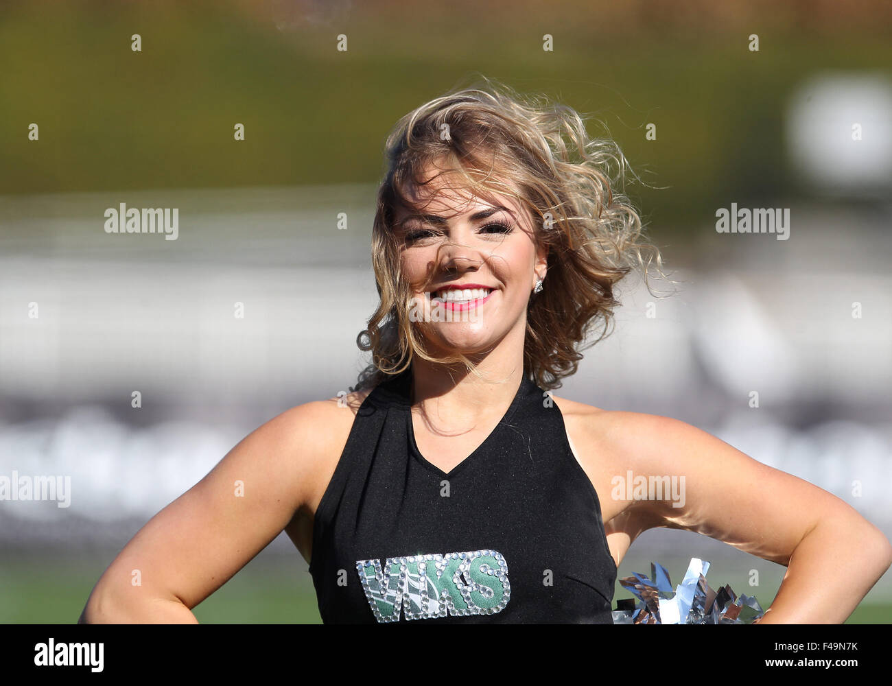 Ottobre 03, 2015: Portland membro del team di danza intrattiene i tifosi durante il NCAA Football gioco tra il North Dakota Fighting Sioux e il Portland State Vikings a Hillsboro Stadium, Portland, O Foto Stock