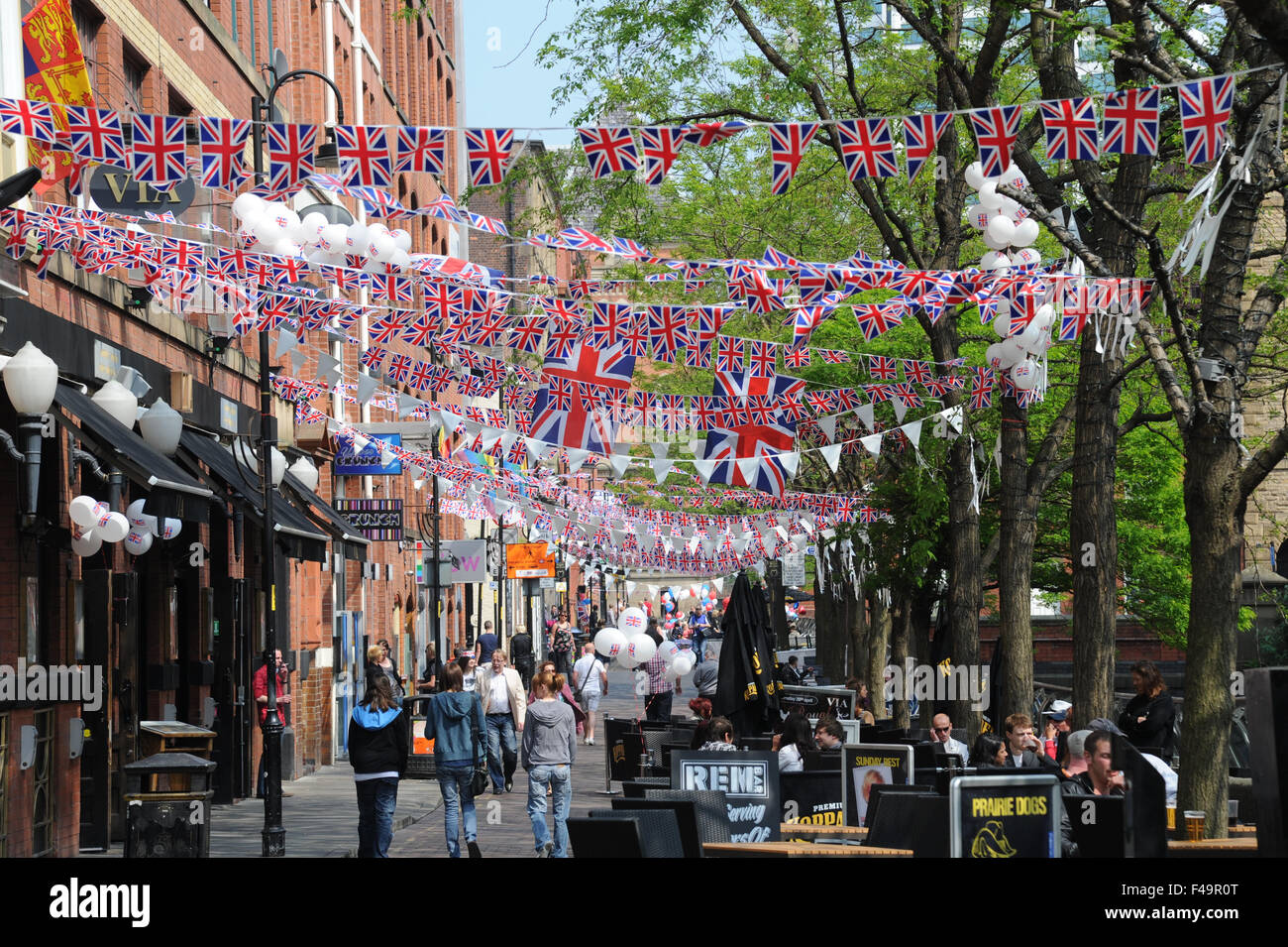 Parte bunting sul Canal Street nel cuore di Manchester il villaggio gay per celebrare le nozze di William e Kate. Foto Stock