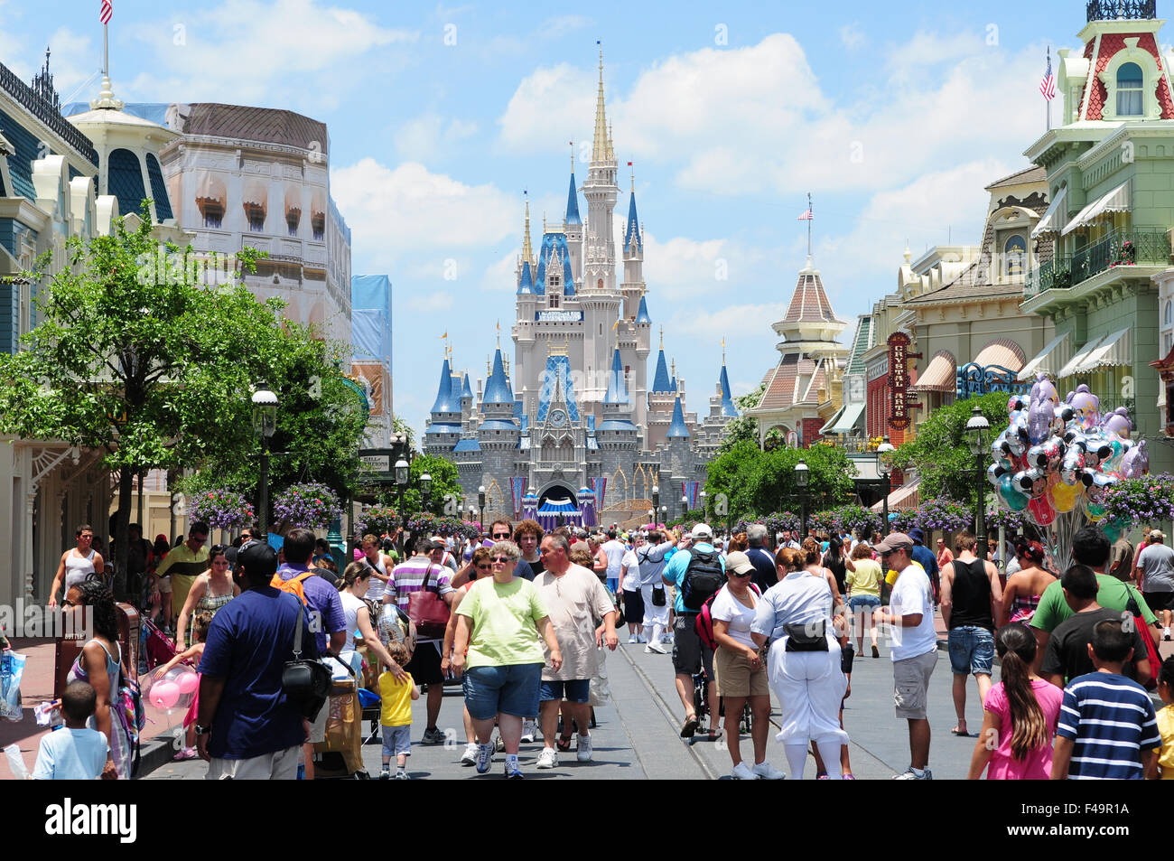 Guardando verso il basso sulla strada principale verso la cenerentola del castello e il Magic Kingdom, Walt Disney World, a Orlando, Florida, Stati Uniti d'America Foto Stock